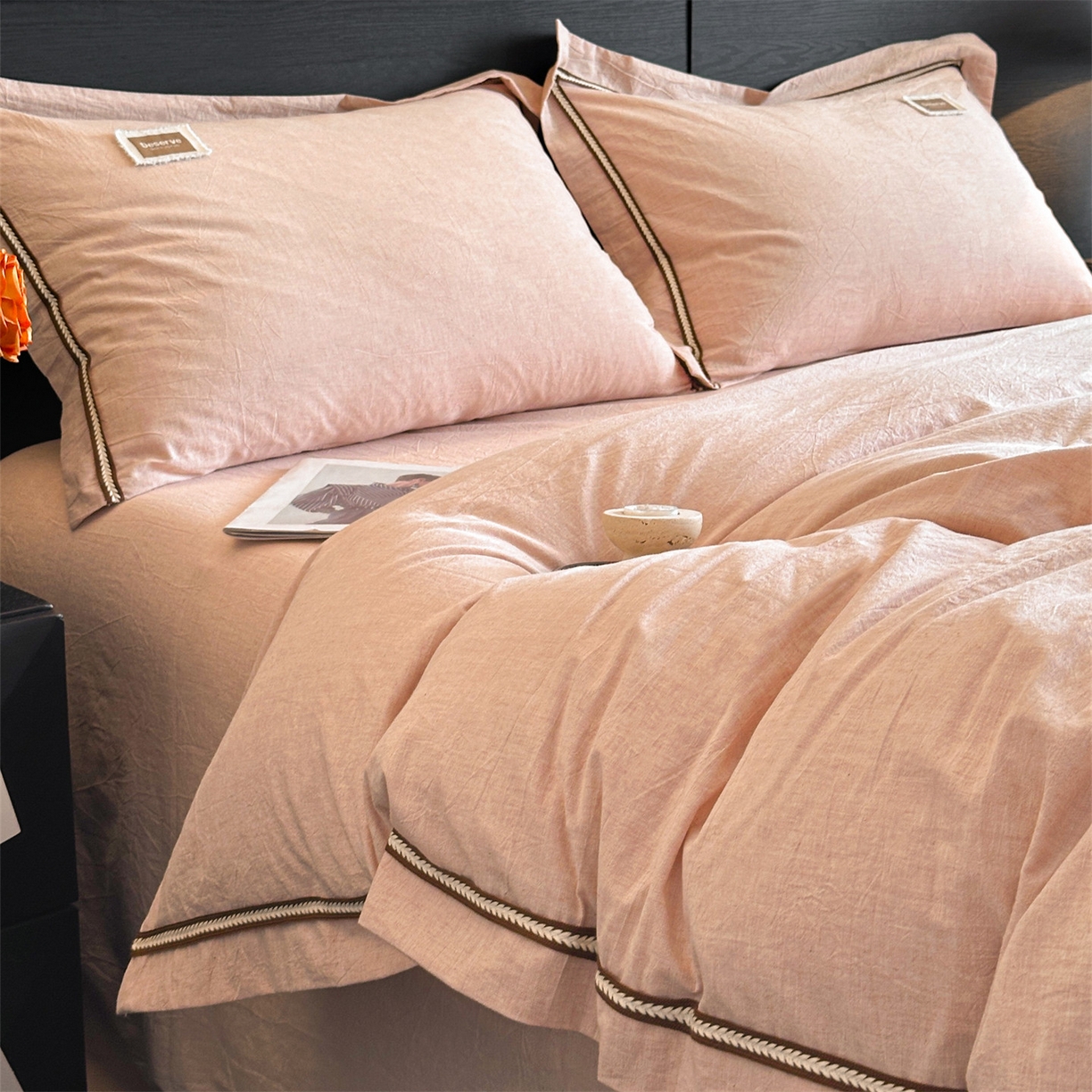 91家纺网 家纺一手货源 找家纺 笙意家纺 2025新款A类全棉棉麻织带款四件套 织带款-粉色