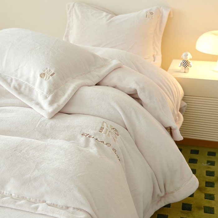 91家纺网 家纺一手货源 找家纺 佑先生 2025新款高克重加厚仿兔毛绒四件套 兔毛绒加厚四件套-皎玉白