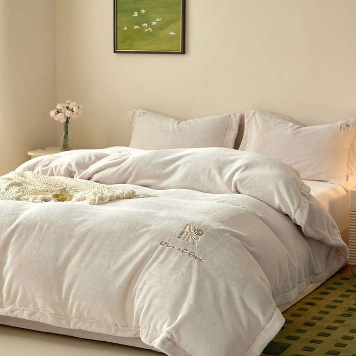 91家纺网 家纺一手货源 找家纺 佑先生 2025新款高克重加厚仿兔毛绒四件套 兔毛绒加厚四件套-皎玉白