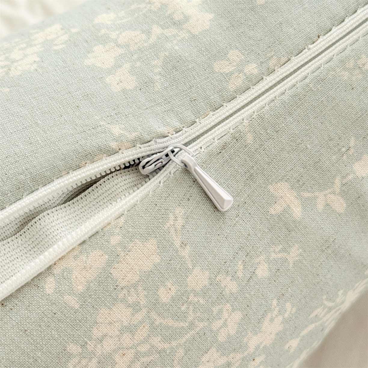 91家纺网 家纺一手货源 找家纺 麦肯锡 2025新款棉麻三角荞麦枕 半夏浅蓝