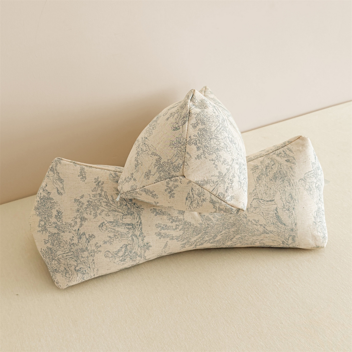 91家纺网 家纺一手货源 找家纺 麦肯锡 2025新款棉麻三角荞麦枕 梦想庄园蓝