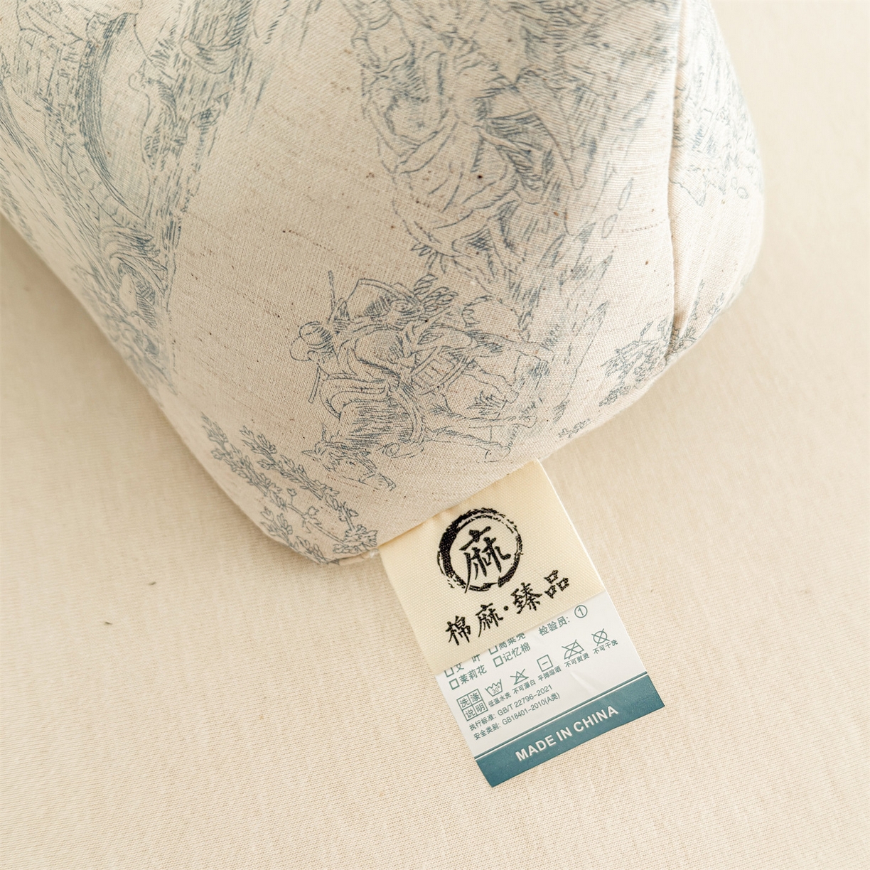 91家纺网 家纺一手货源 找家纺 麦肯锡 2025新款棉麻三角荞麦枕 梦想庄园蓝