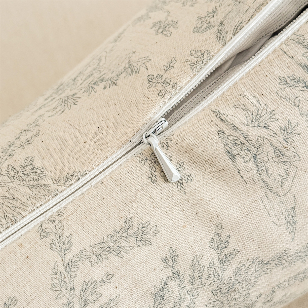 91家纺网 家纺一手货源 找家纺 麦肯锡 2025新款棉麻三角荞麦枕 梦想庄园蓝