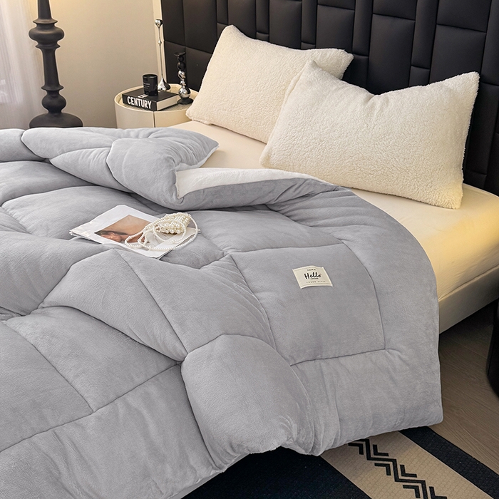 91家纺网 家纺一手货源 找家纺 天瑜家纺 2026新款180克牛奶绒羊羔绒冬被外贸被子电商跨境冬被被子被芯 浅灰白