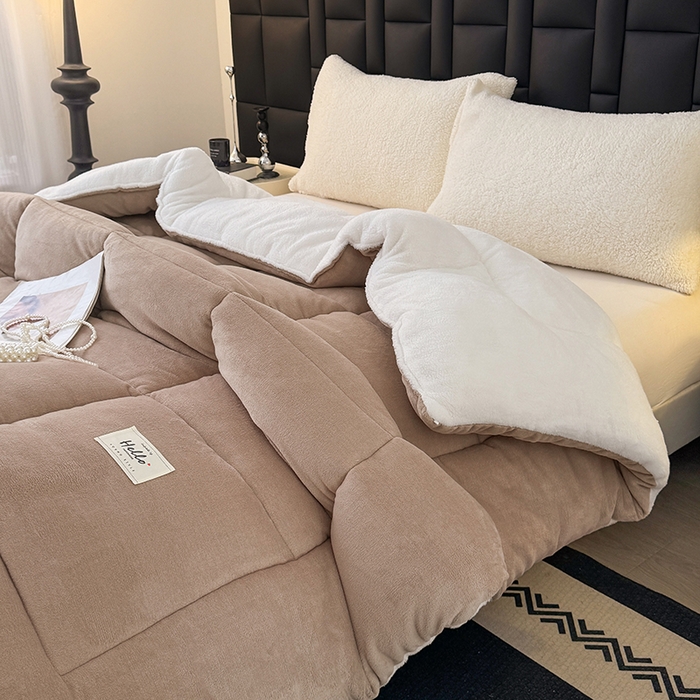 91家纺网 家纺一手货源 找家纺 天瑜家纺 2026新款180克牛奶绒羊羔绒冬被外贸被子电商跨境冬被被子被芯 浅驼白