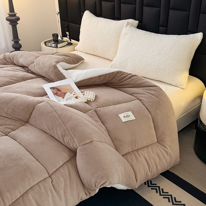 91家纺网 家纺一手货源 找家纺 天瑜家纺 2026新款180克牛奶绒羊羔绒冬被外贸被子电商跨境冬被被子被芯 浅驼白