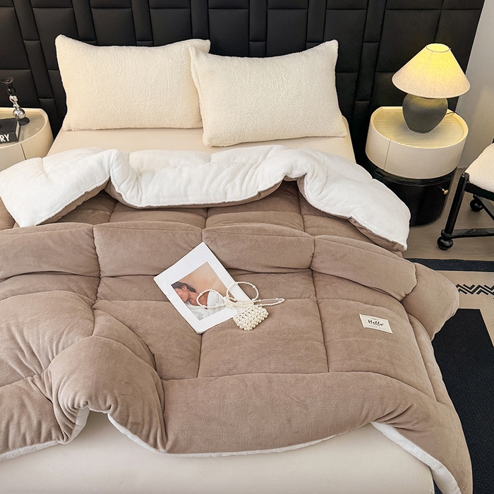 91家纺网 家纺一手货源 找家纺 天瑜家纺 2026新款180克牛奶绒羊羔绒冬被外贸被子电商跨境冬被被子被芯 浅驼白