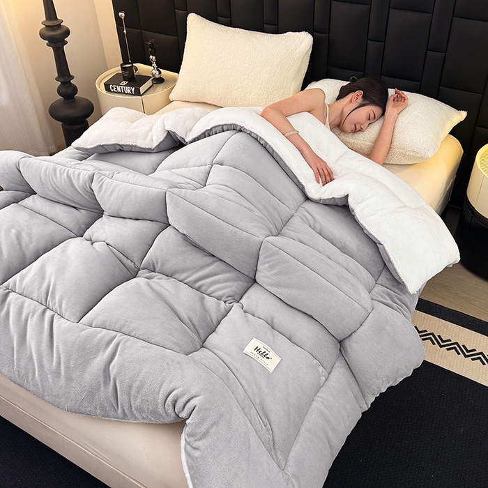 91家纺网 家纺一手货源 找家纺 天瑜家纺 2026新款180克牛奶绒羊羔绒冬被外贸被子电商跨境冬被被子被芯 浅灰白