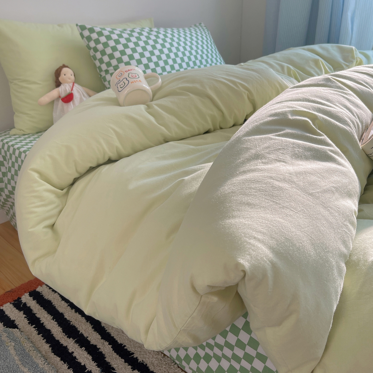 91家纺网 家纺一手货源 找家纺 三朵家纺 2026新款ins风全棉纯色双拼水洗棉四件套极简风系列 流光奶绿