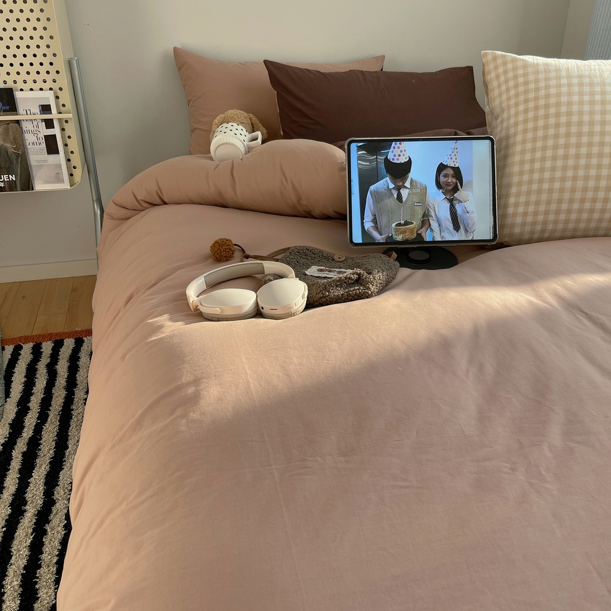 91家纺网 家纺一手货源 找家纺 三朵家纺 2026新款ins风全棉纯色双拼水洗棉四件套极简风系列 焦糖曲奇