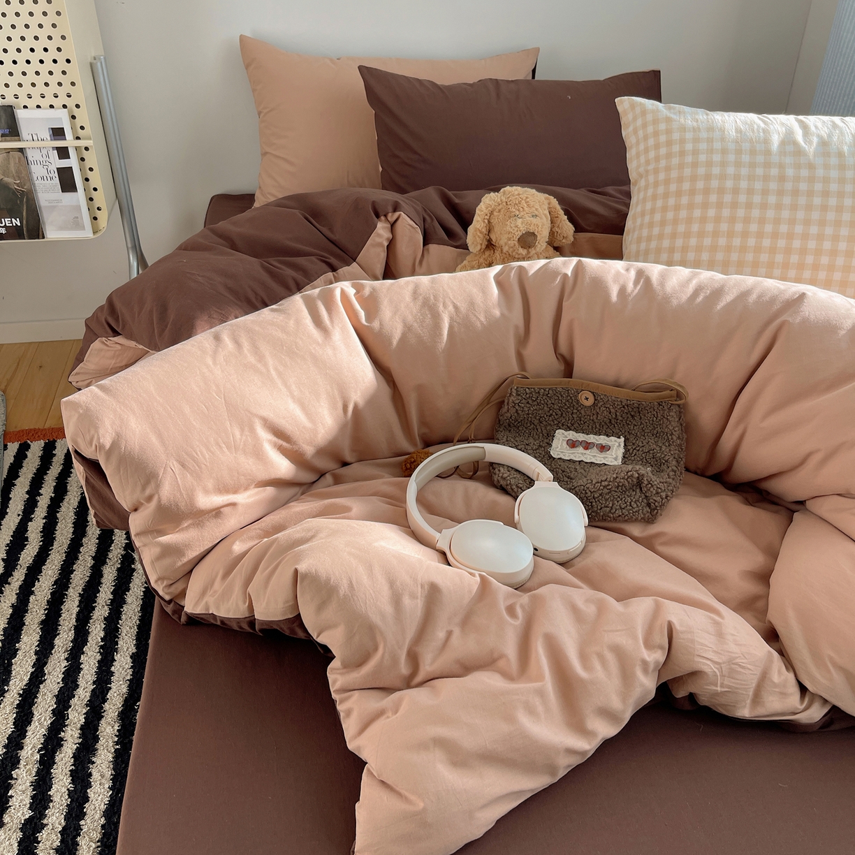 91家纺网 家纺一手货源 找家纺 三朵家纺 2026新款ins风全棉纯色双拼水洗棉四件套极简风系列 焦糖曲奇