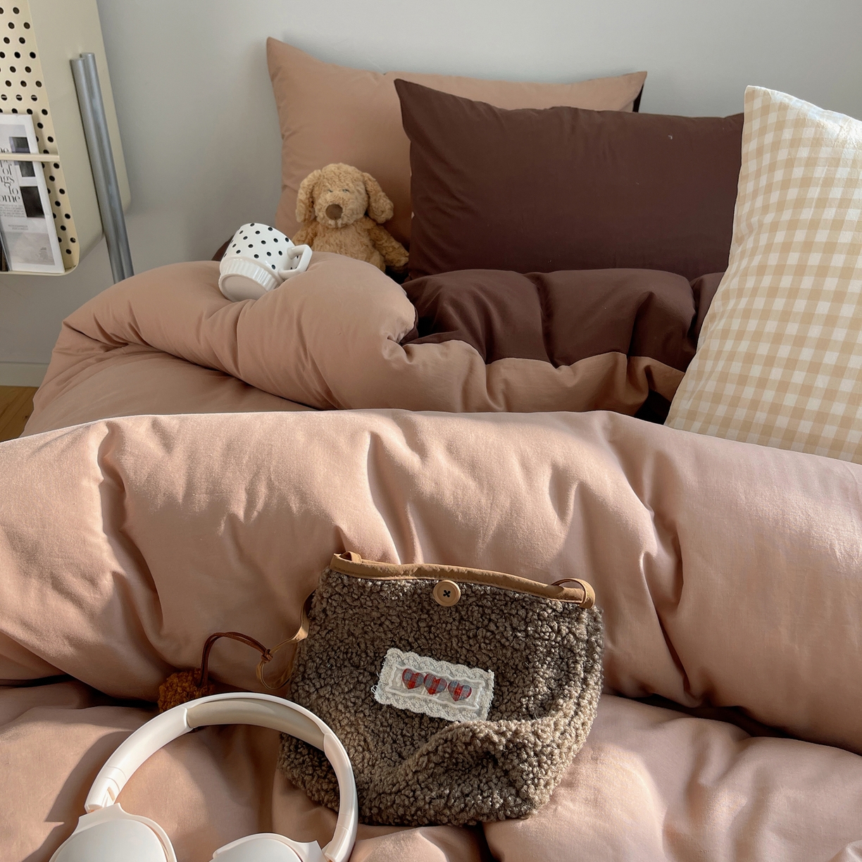 91家纺网 家纺一手货源 找家纺 三朵家纺 2026新款ins风全棉纯色双拼水洗棉四件套极简风系列 焦糖曲奇