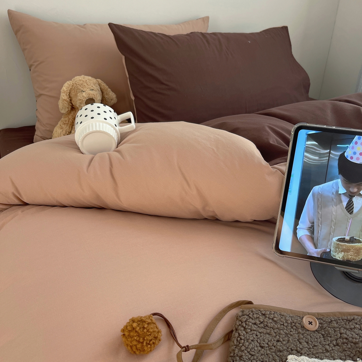 91家纺网 家纺一手货源 找家纺 三朵家纺 2026新款ins风全棉纯色双拼水洗棉四件套极简风系列 焦糖曲奇