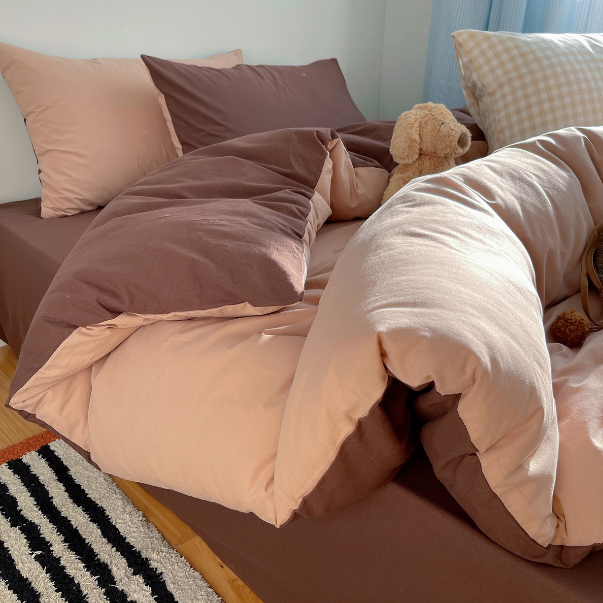 91家纺网 家纺一手货源 找家纺 三朵家纺 2026新款ins风全棉纯色双拼水洗棉四件套极简风系列 焦糖曲奇