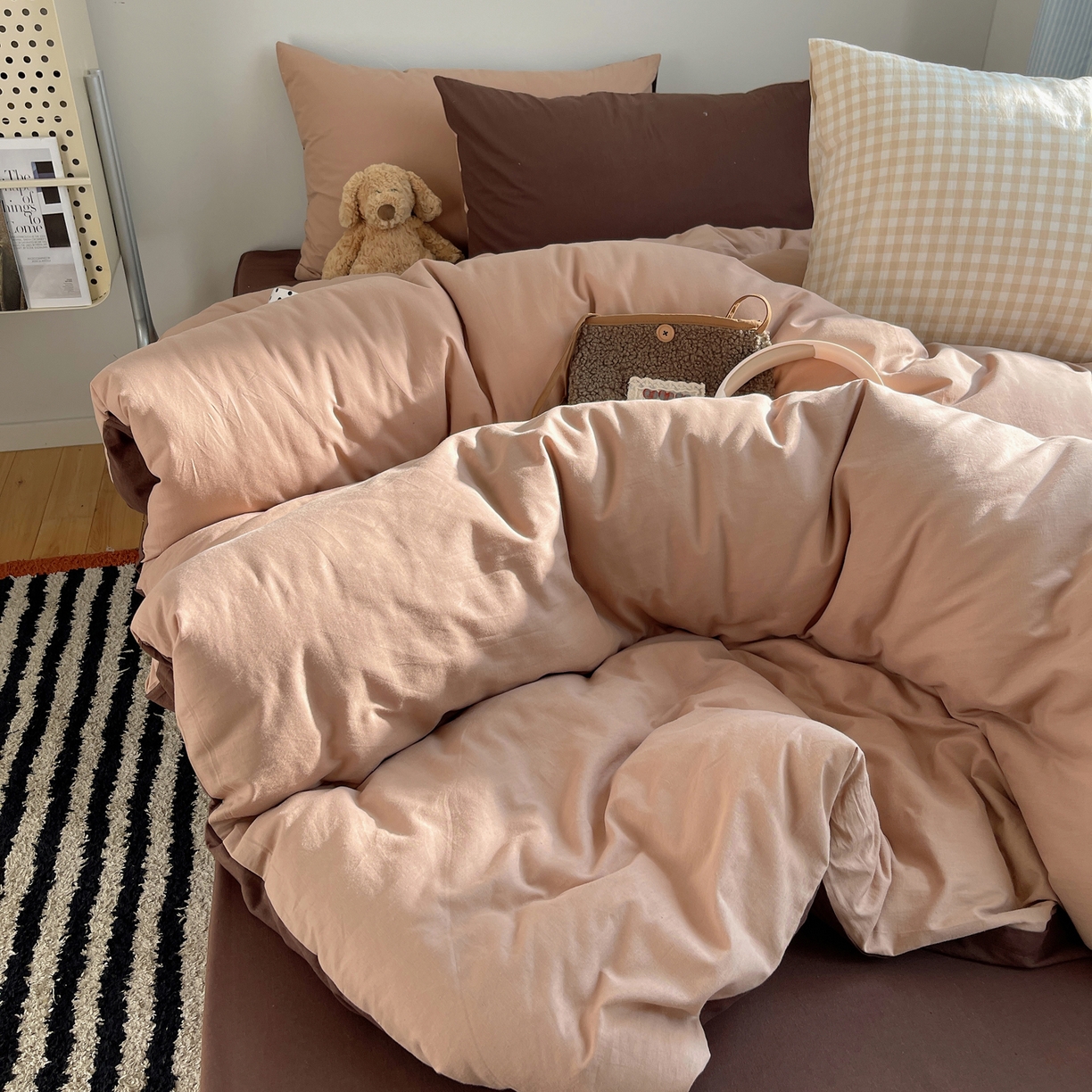 91家纺网 家纺一手货源 找家纺 三朵家纺 2026新款ins风全棉纯色双拼水洗棉四件套极简风系列 焦糖曲奇