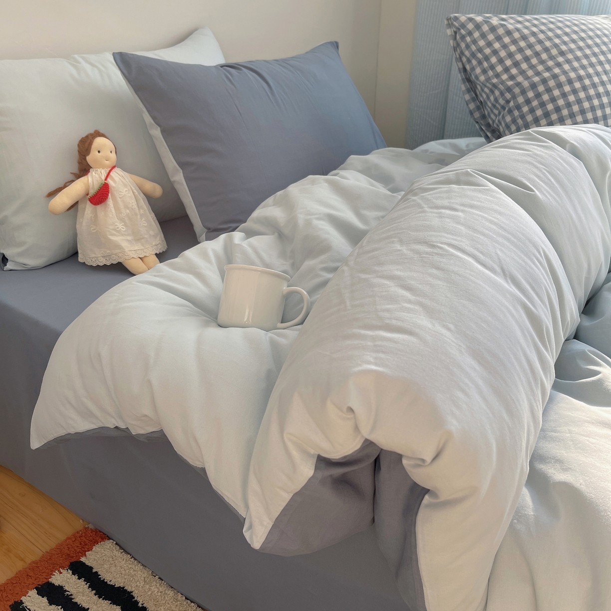 91家纺网 家纺一手货源 找家纺 三朵家纺 2026新款ins风全棉纯色双拼水洗棉四件套极简风系列 蓝韵雾纱