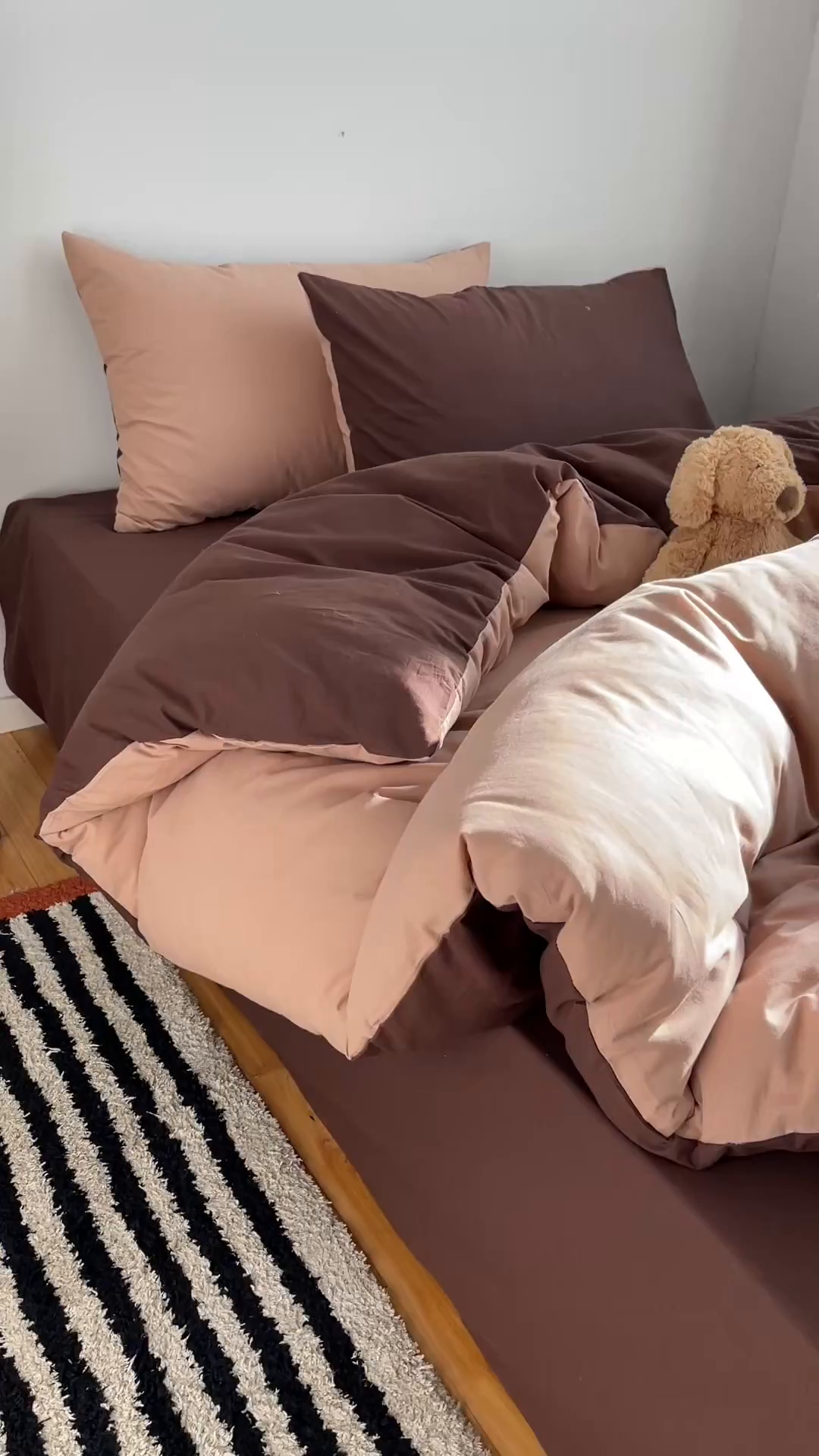 91家纺网 家纺一手货源 找家纺 三朵家纺 2026新款ins风全棉纯色双拼水洗棉四件套极简风系列 焦糖曲奇