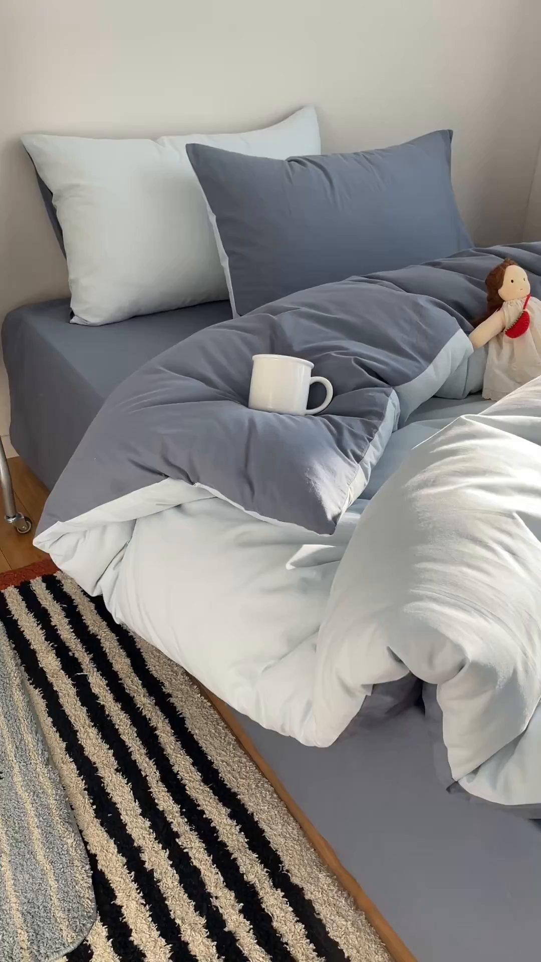 91家纺网 家纺一手货源 找家纺 三朵家纺 2026新款ins风全棉纯色双拼水洗棉四件套极简风系列 蓝韵雾纱