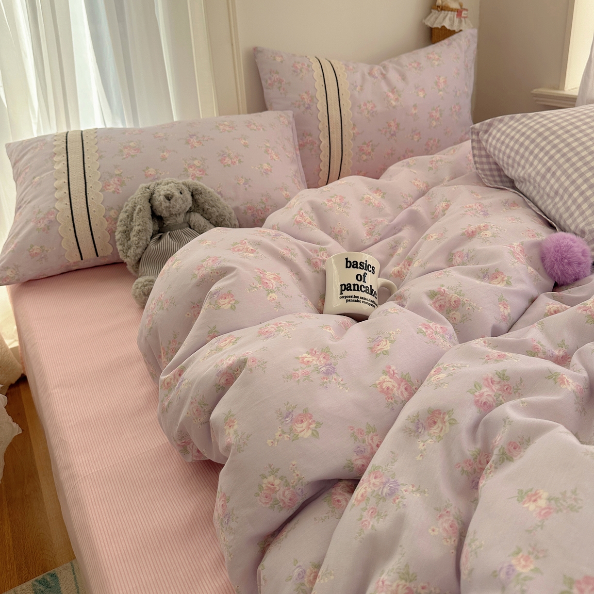 91家纺网 家纺一手货源 找家纺 三朵家纺 2026新款ins风全棉少女系花边印花系列四件套 花海迷人-紫