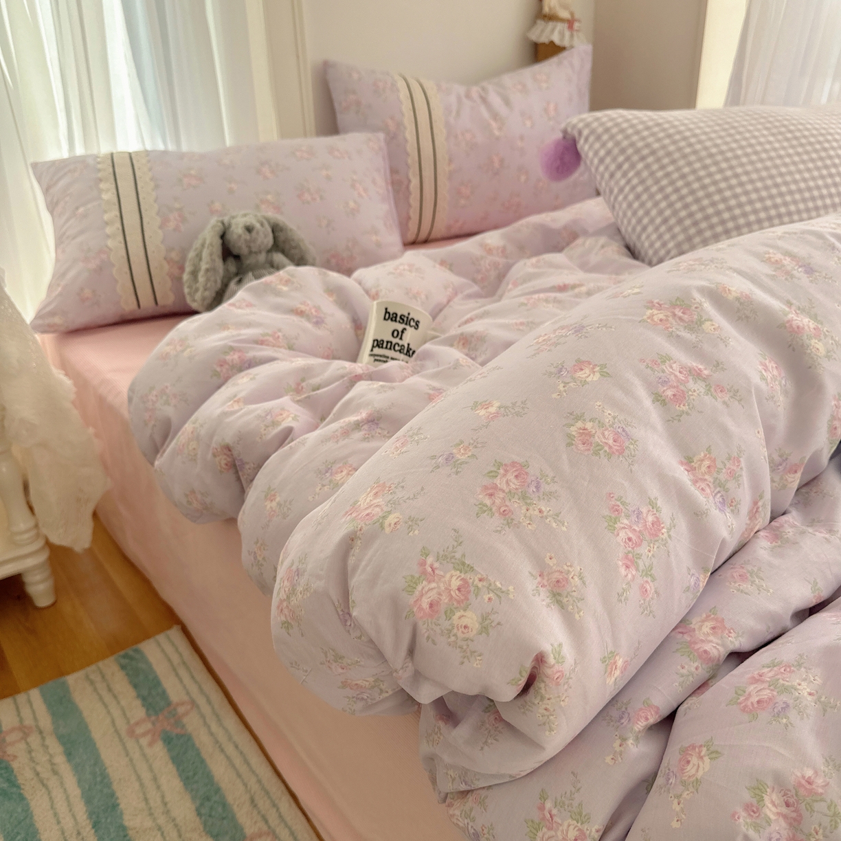 91家纺网 家纺一手货源 找家纺 三朵家纺 2026新款ins风全棉少女系花边印花系列四件套 花海迷人-紫