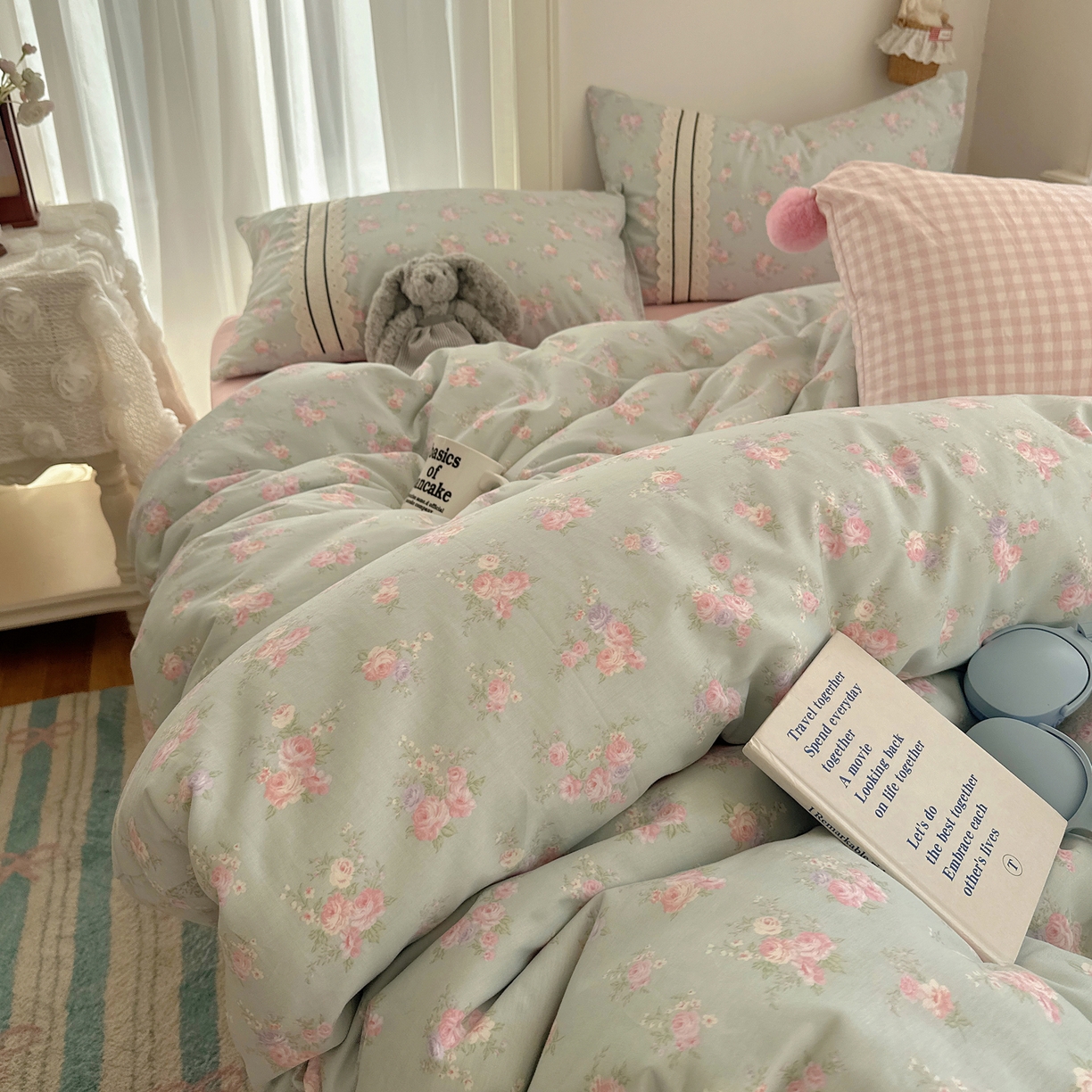 91家纺网 家纺一手货源 找家纺 三朵家纺 2026新款ins风全棉少女系花边印花系列四件套 花海迷人-蓝