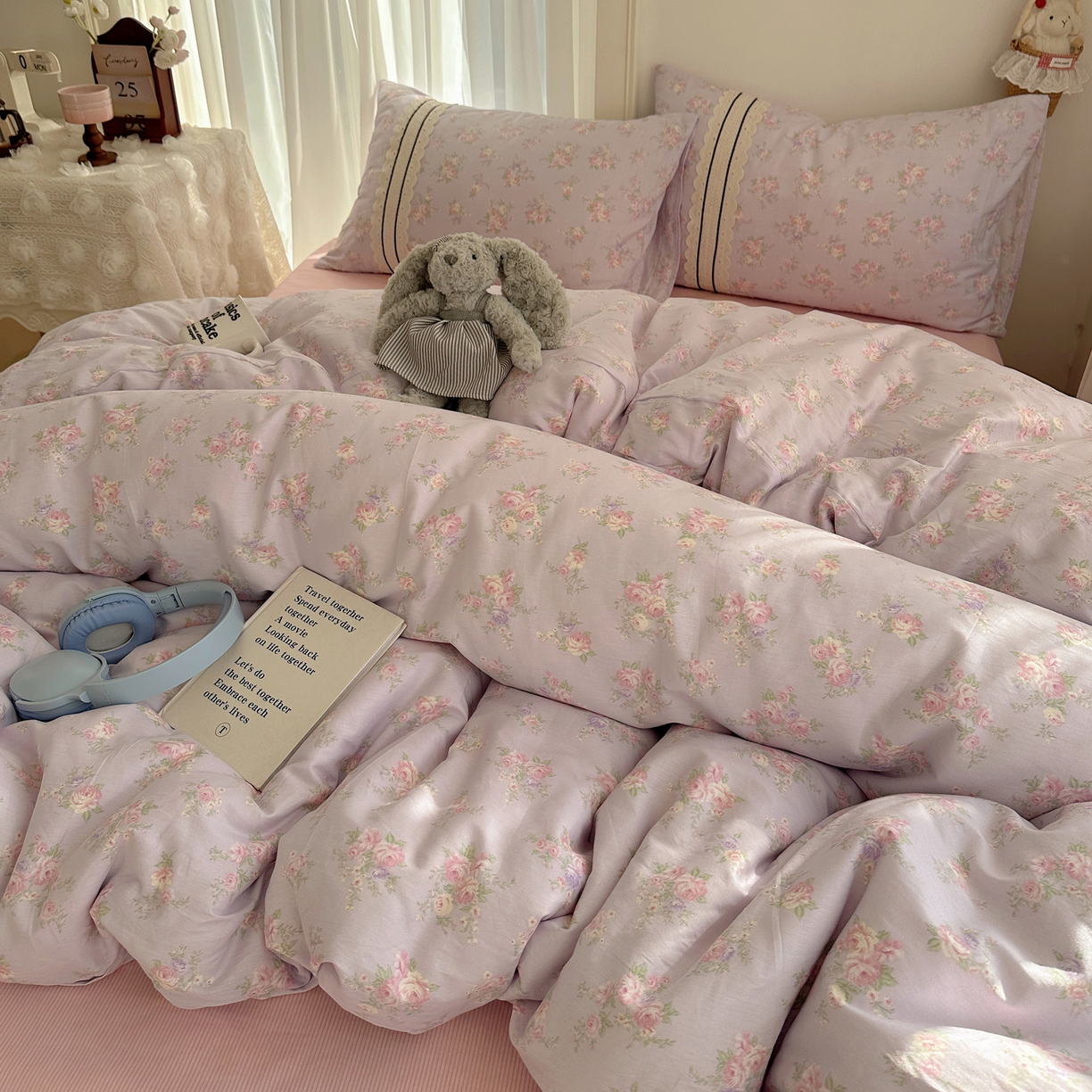 91家纺网 家纺一手货源 找家纺 三朵家纺 2026新款ins风全棉少女系花边印花系列四件套 花海迷人-紫