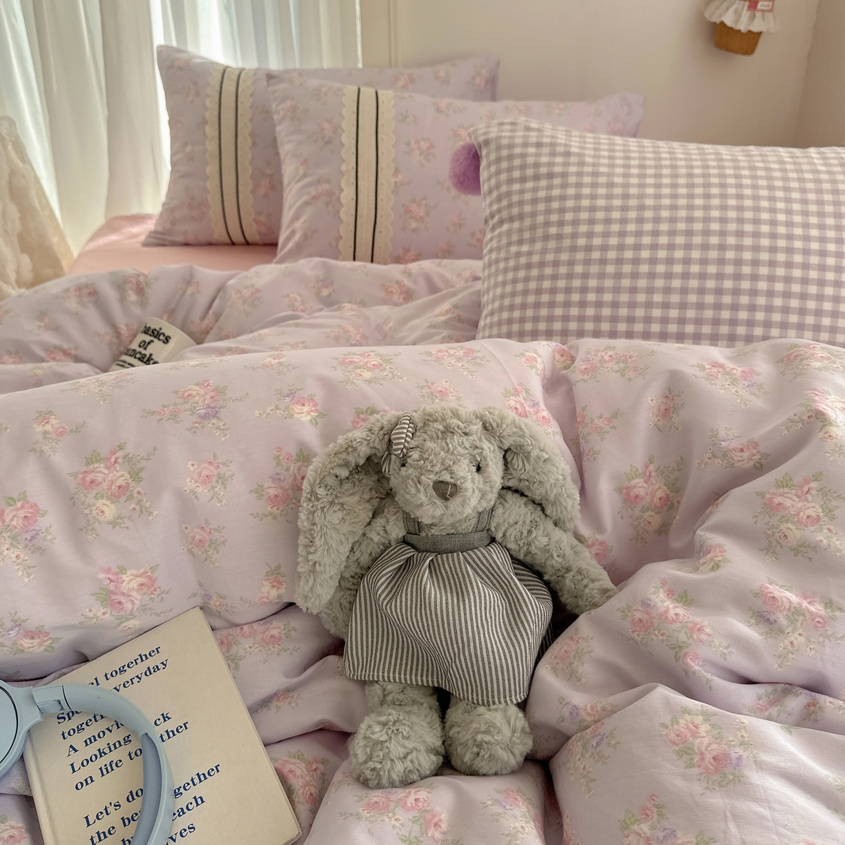 91家纺网 家纺一手货源 找家纺 三朵家纺 2026新款ins风全棉少女系花边印花系列四件套 花海迷人-紫