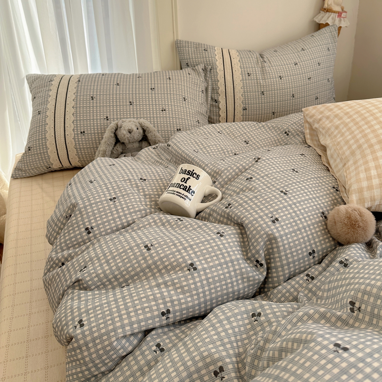 91家纺网 家纺一手货源 找家纺 三朵家纺 2026新款ins风全棉少女系花边印花系列四件套 淘气乐园