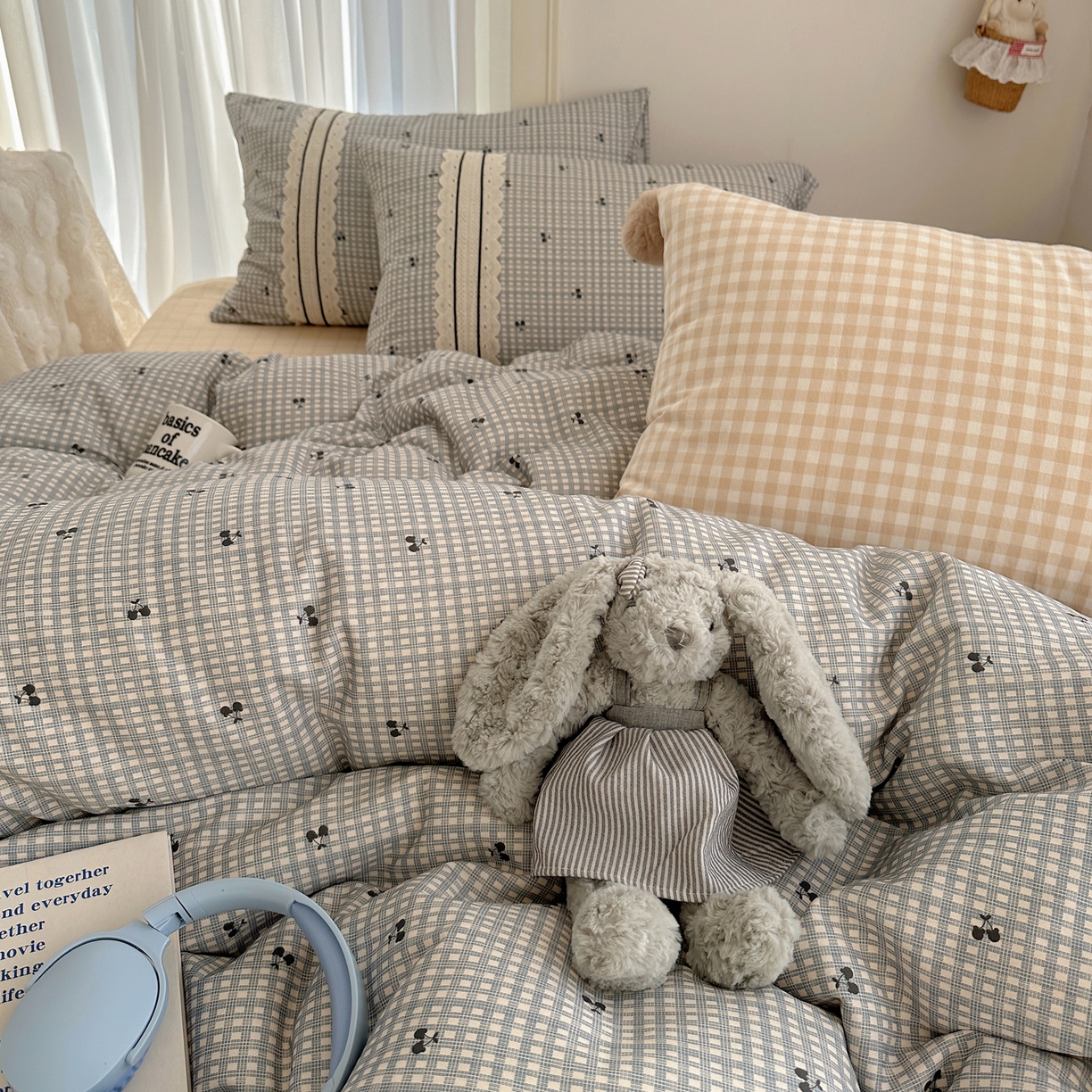 91家纺网 家纺一手货源 找家纺 三朵家纺 2026新款ins风全棉少女系花边印花系列四件套 淘气乐园