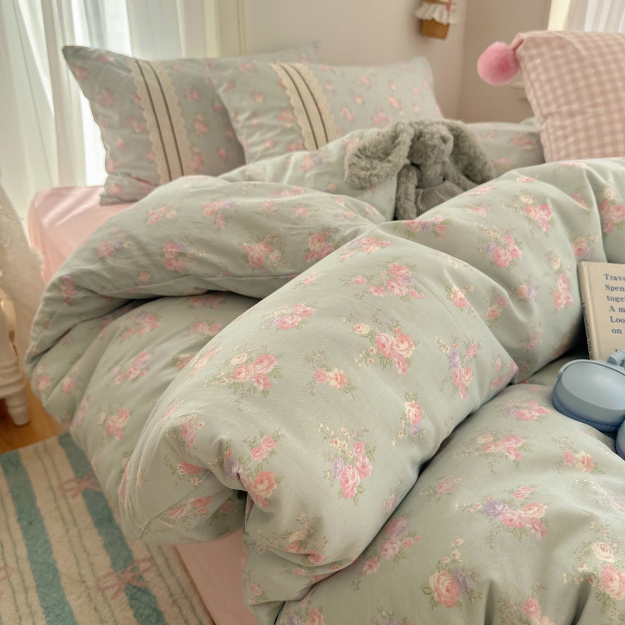 91家纺网 家纺一手货源 找家纺 三朵家纺 2026新款ins风全棉少女系花边印花系列四件套 花海迷人-蓝