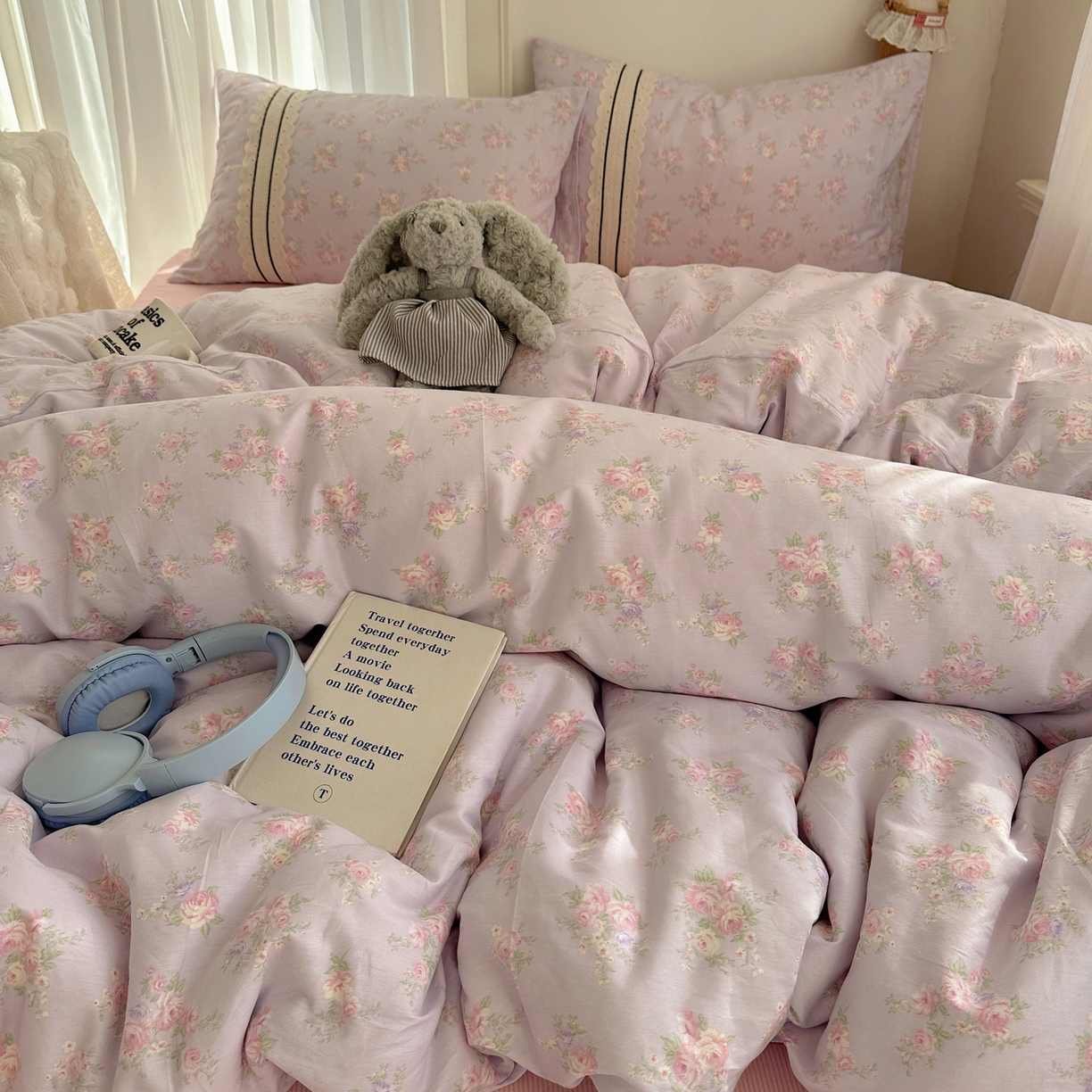 91家纺网 家纺一手货源 找家纺 三朵家纺 2026新款ins风全棉少女系花边印花系列四件套 花海迷人-紫