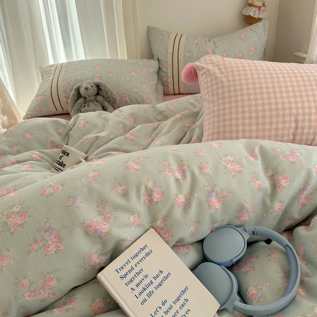 91家纺网 家纺一手货源 找家纺 三朵家纺 2026新款ins风全棉少女系花边印花系列四件套 花海迷人-蓝