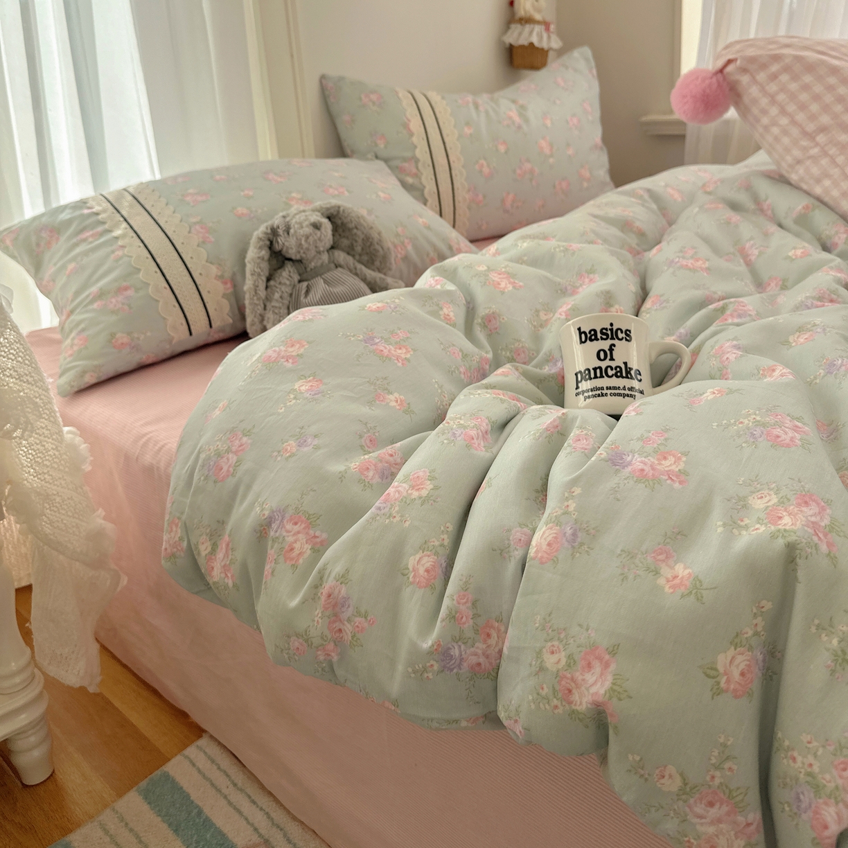 91家纺网 家纺一手货源 找家纺 三朵家纺 2026新款ins风全棉少女系花边印花系列四件套 花海迷人-蓝