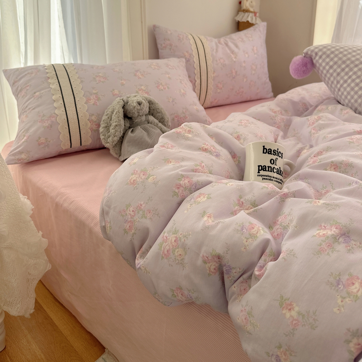 91家纺网 家纺一手货源 找家纺 三朵家纺 2026新款ins风全棉少女系花边印花系列四件套 花海迷人-紫