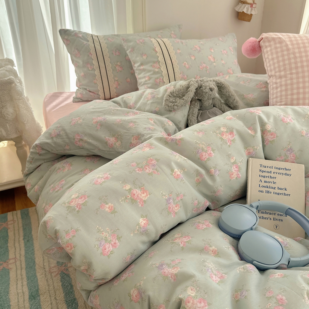 91家纺网 家纺一手货源 找家纺 三朵家纺 2026新款ins风全棉少女系花边印花系列四件套 花海迷人-蓝