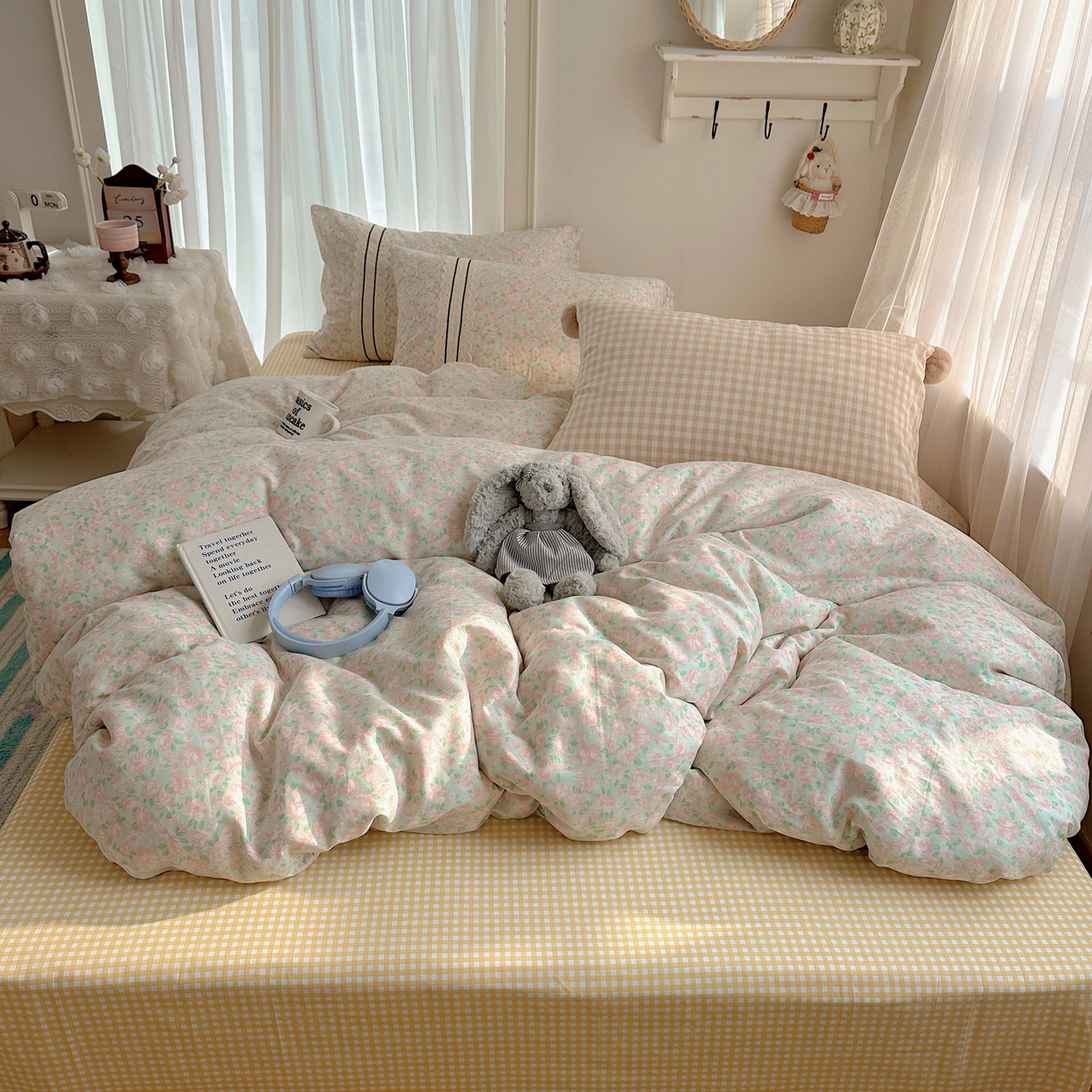 91家纺网 家纺一手货源 找家纺 三朵家纺 2026新款ins风全棉少女系花边印花系列四件套 浅浅花眠