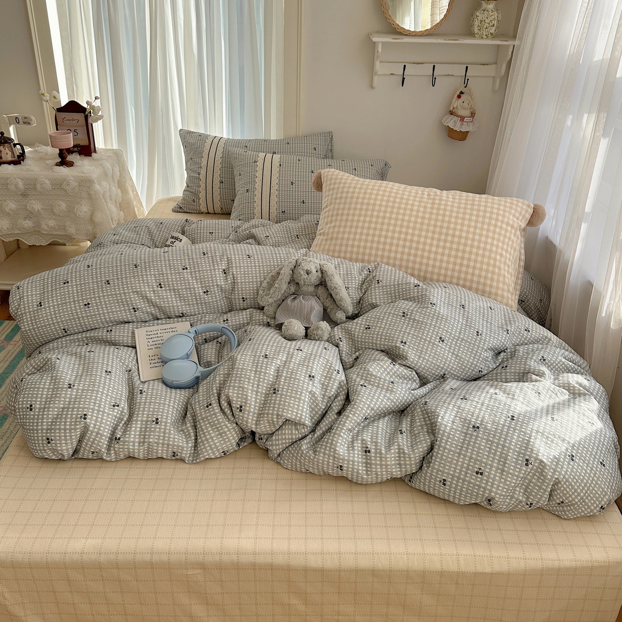 91家纺网 家纺一手货源 找家纺 三朵家纺 2026新款ins风全棉少女系花边印花系列四件套 淘气乐园