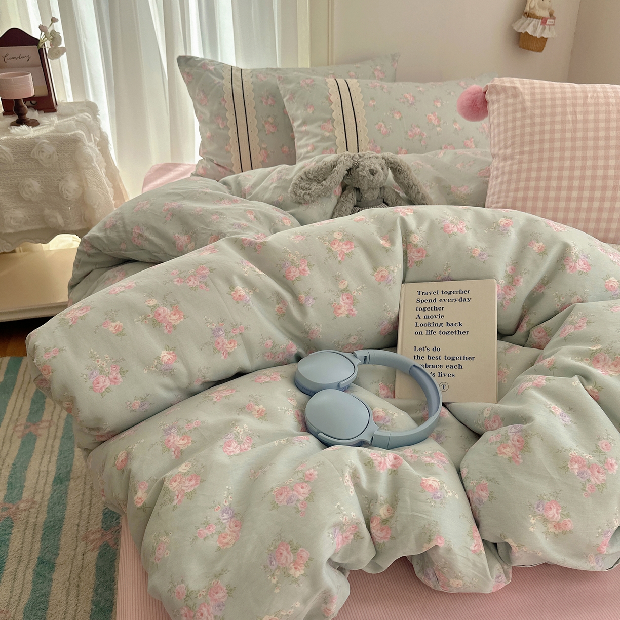 91家纺网 家纺一手货源 找家纺 三朵家纺 2026新款ins风全棉少女系花边印花系列四件套 花海迷人-蓝