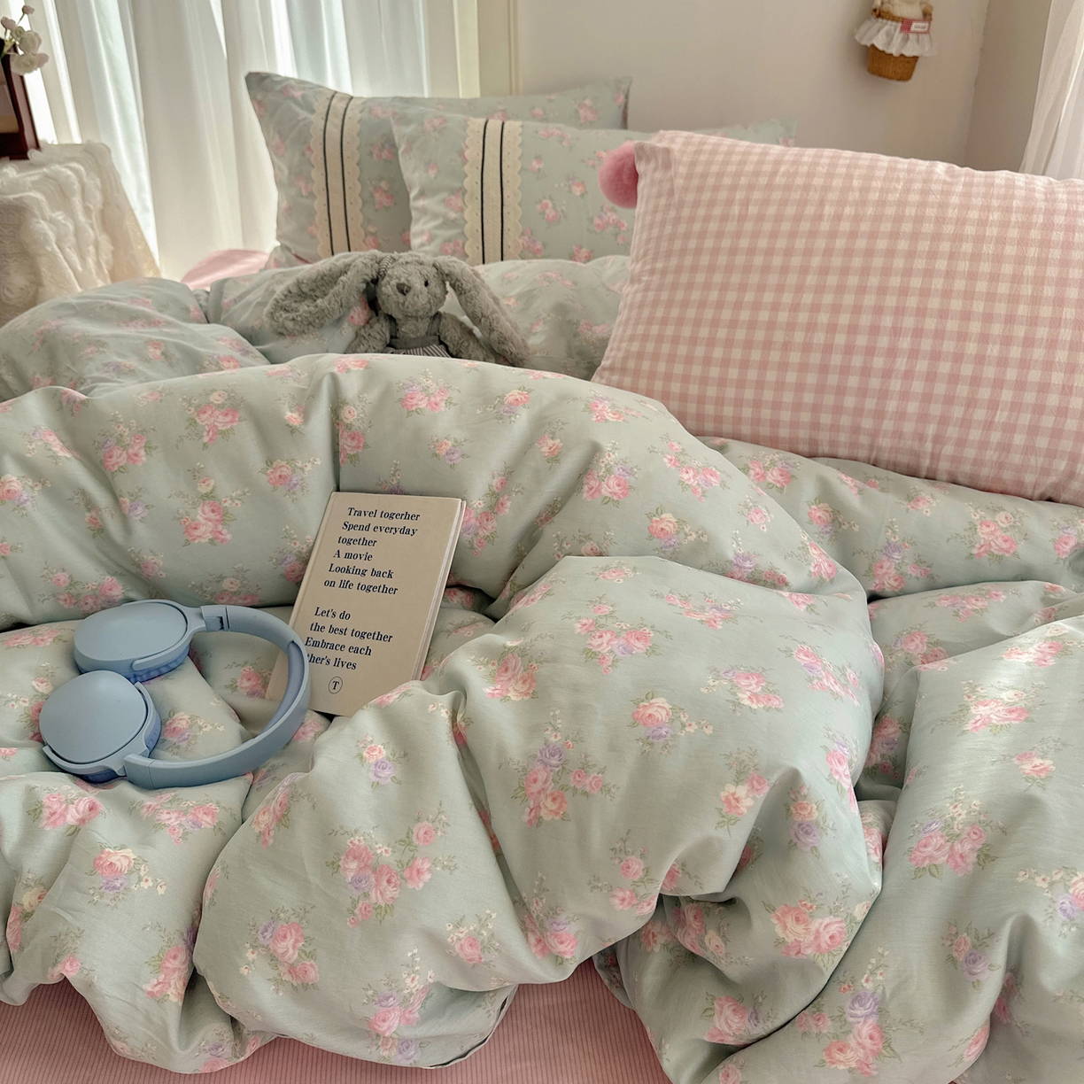 91家纺网 家纺一手货源 找家纺 三朵家纺 2026新款ins风全棉少女系花边印花系列四件套 花海迷人-蓝