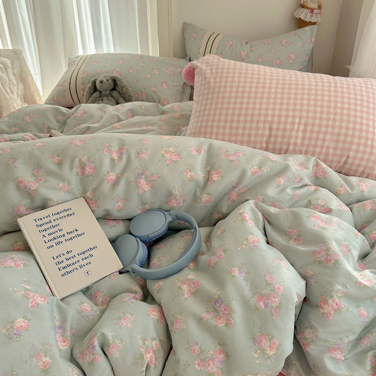 91家纺网 家纺一手货源 找家纺 三朵家纺 2026新款ins风全棉少女系花边印花系列四件套 花海迷人-蓝