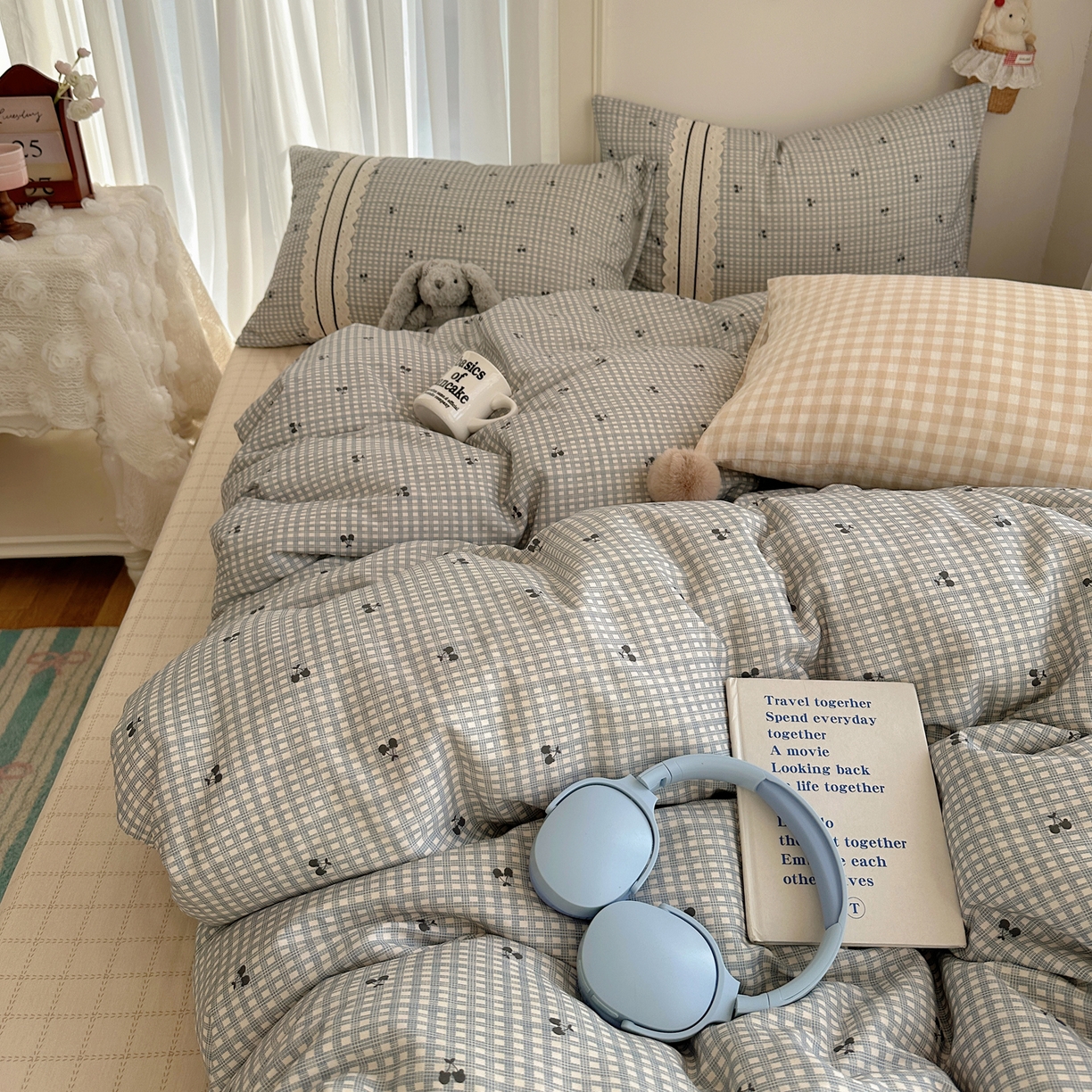 91家纺网 家纺一手货源 找家纺 三朵家纺 2026新款ins风全棉少女系花边印花系列四件套 淘气乐园