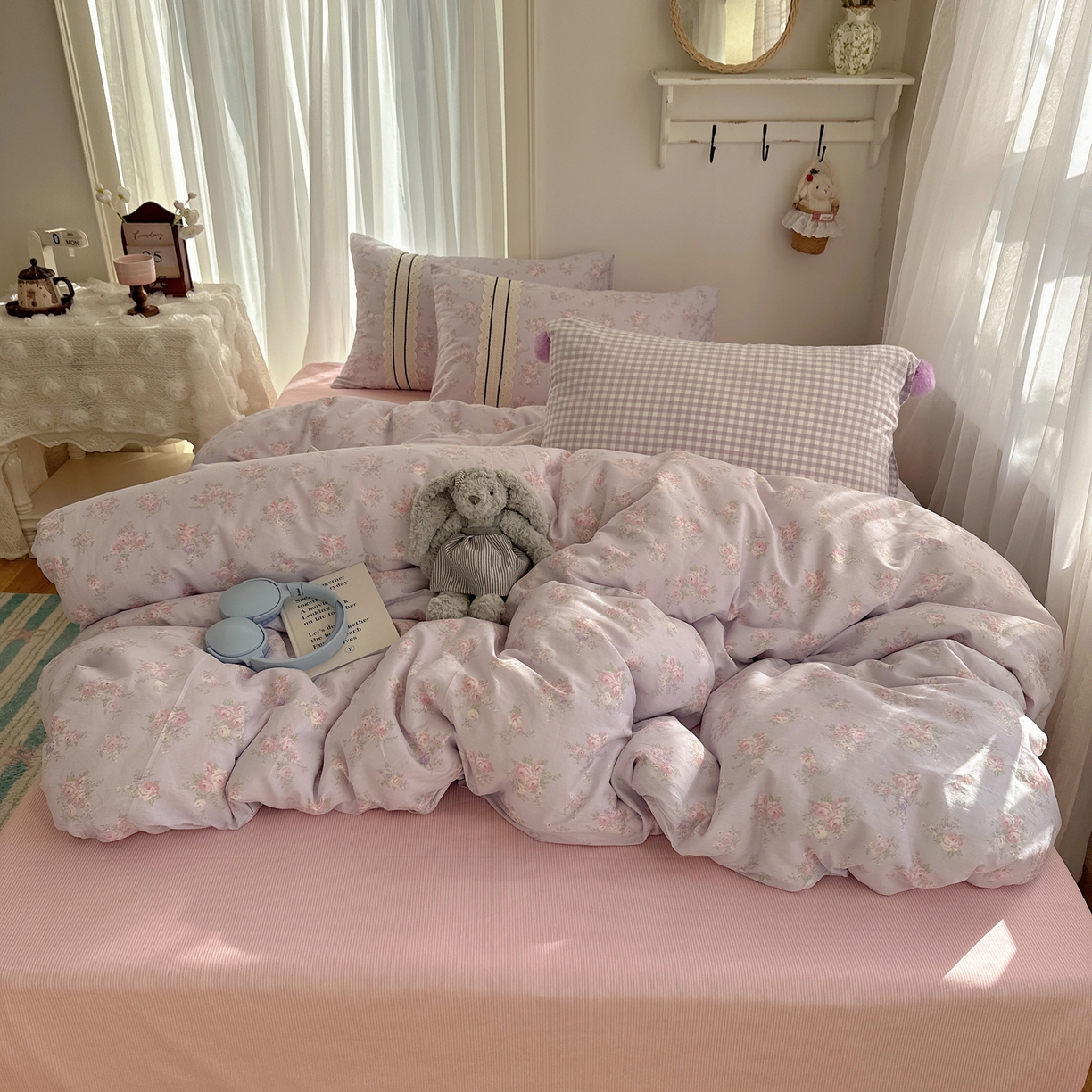 91家纺网 家纺一手货源 找家纺 三朵家纺 2026新款ins风全棉少女系花边印花系列四件套 花海迷人-紫