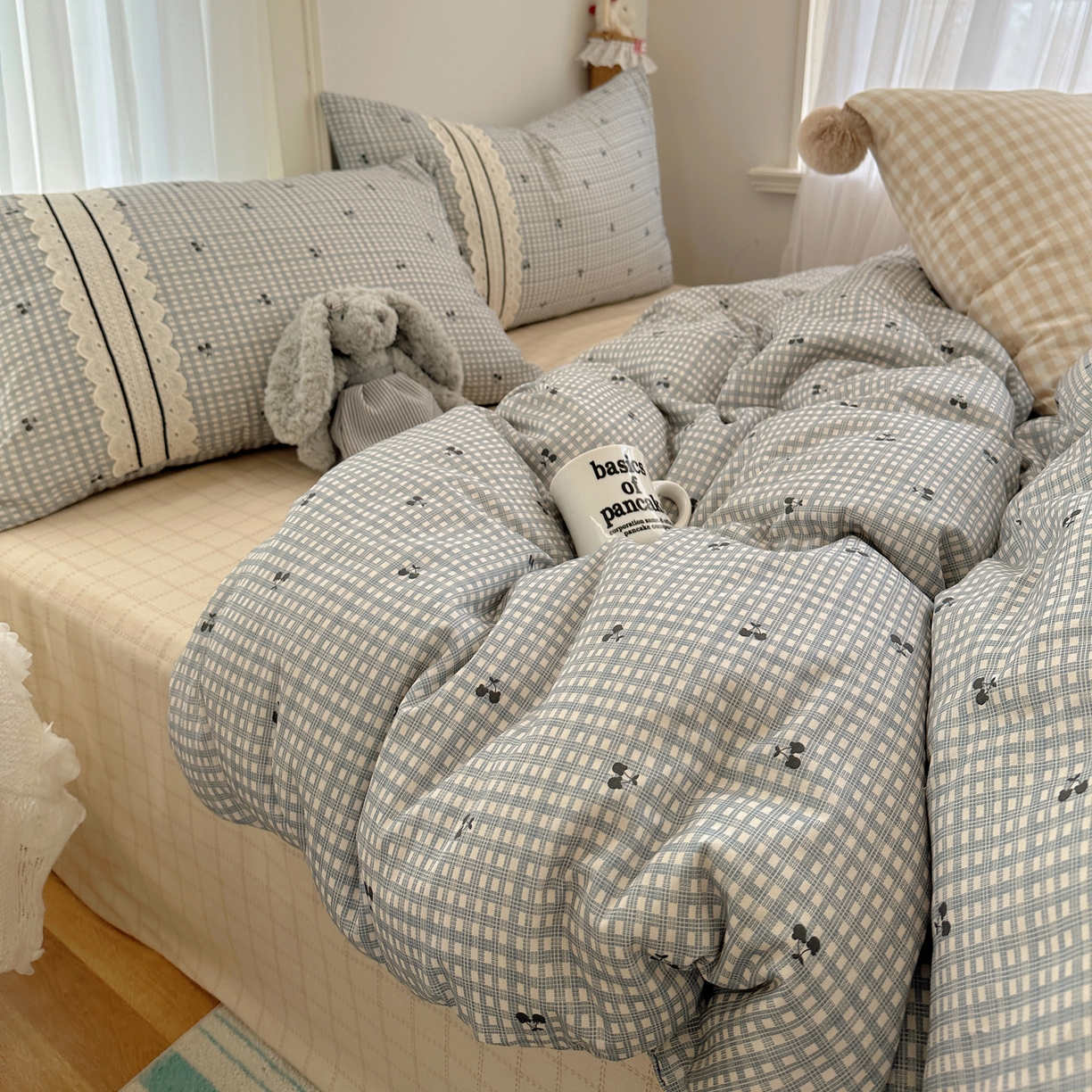 91家纺网 家纺一手货源 找家纺 三朵家纺 2026新款ins风全棉少女系花边印花系列四件套 淘气乐园