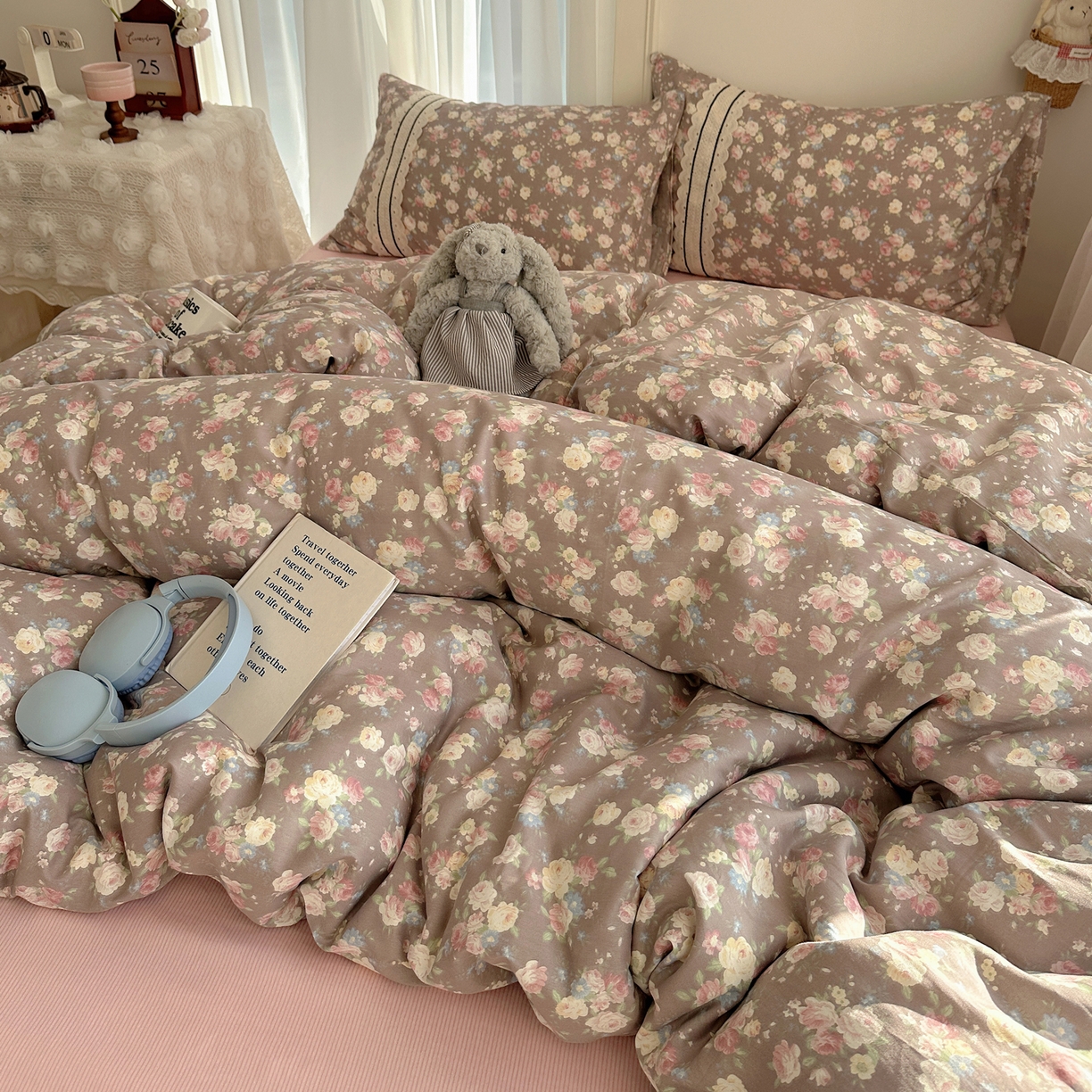 91家纺网 家纺一手货源 找家纺 三朵家纺 2026新款ins风全棉少女系花边印花系列四件套 花意飘香