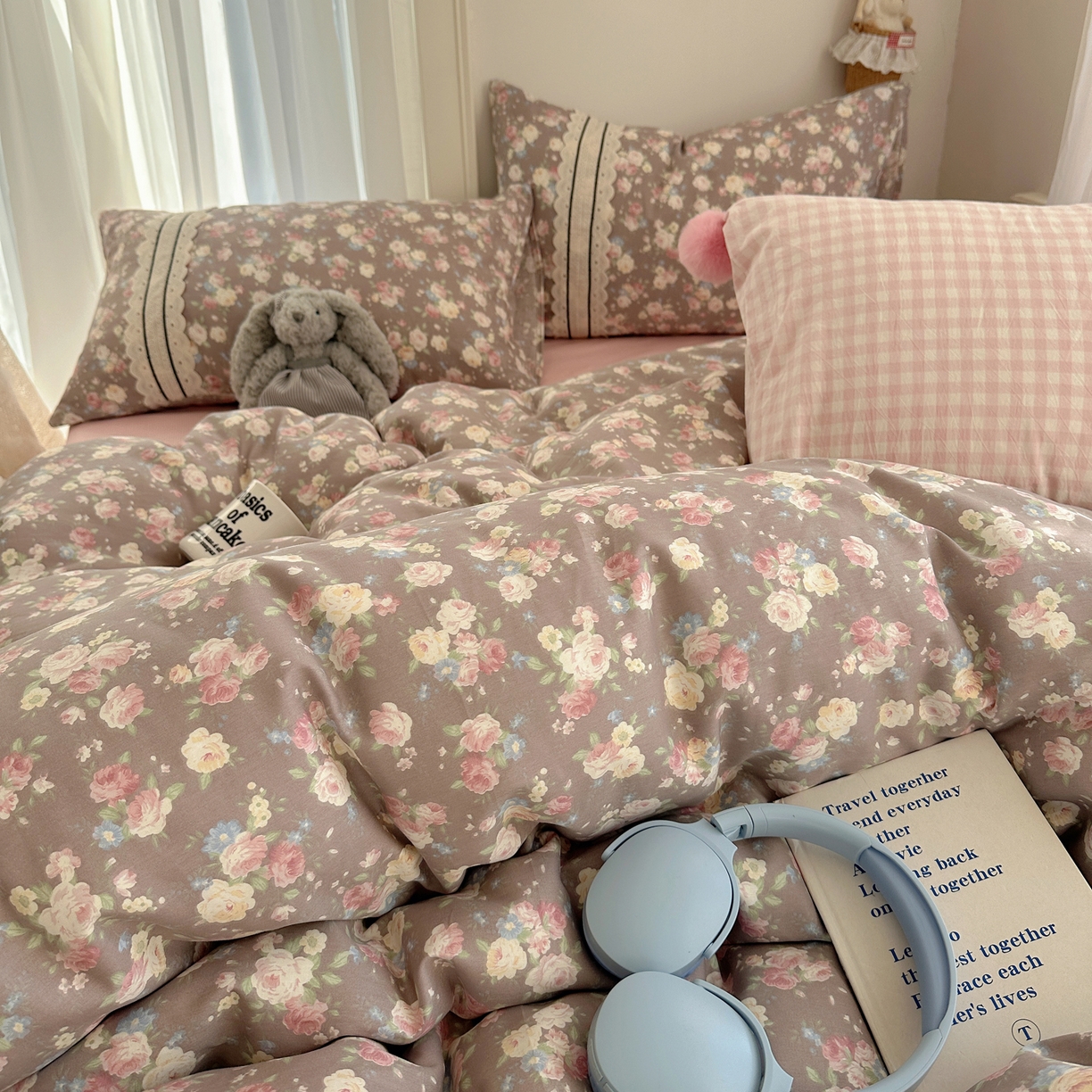 91家纺网 家纺一手货源 找家纺 三朵家纺 2026新款ins风全棉少女系花边印花系列四件套 花意飘香