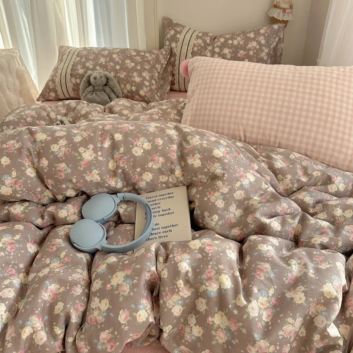 91家纺网 家纺一手货源 找家纺 三朵家纺 2026新款ins风全棉少女系花边印花系列四件套 花意飘香