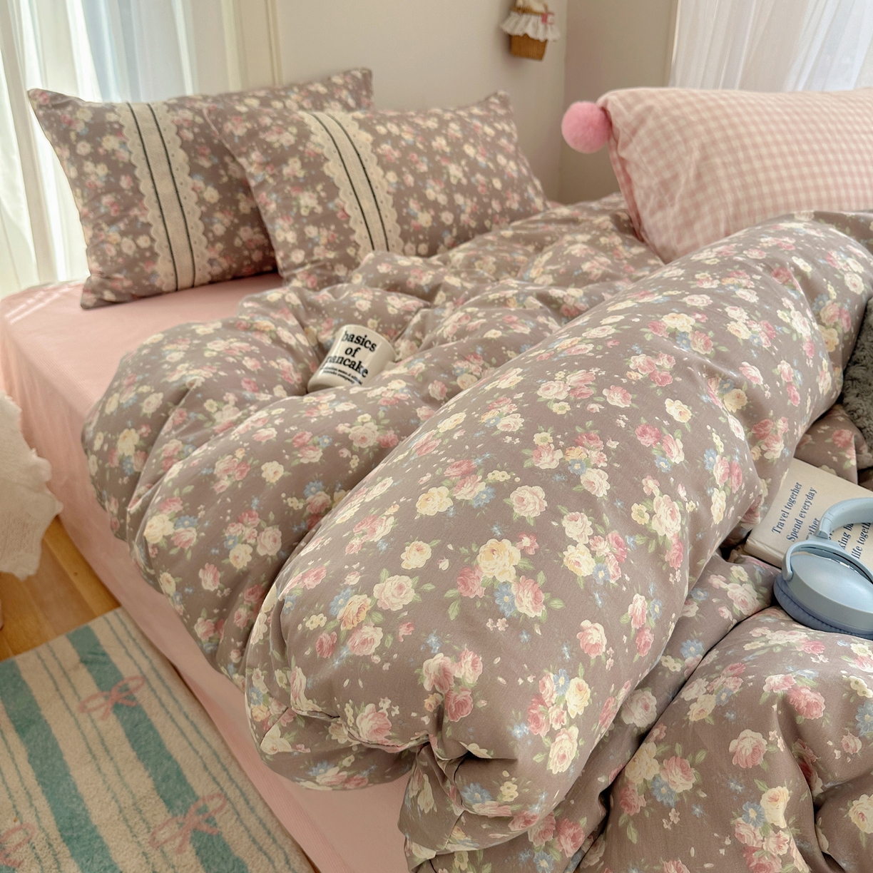 91家纺网 家纺一手货源 找家纺 三朵家纺 2026新款ins风全棉少女系花边印花系列四件套 花意飘香