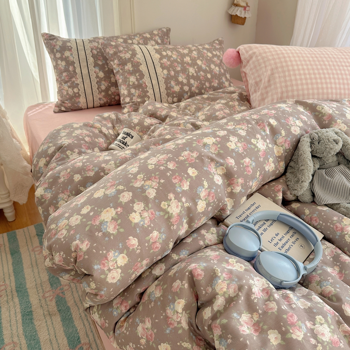 91家纺网 家纺一手货源 找家纺 三朵家纺 2026新款ins风全棉少女系花边印花系列四件套 花意飘香