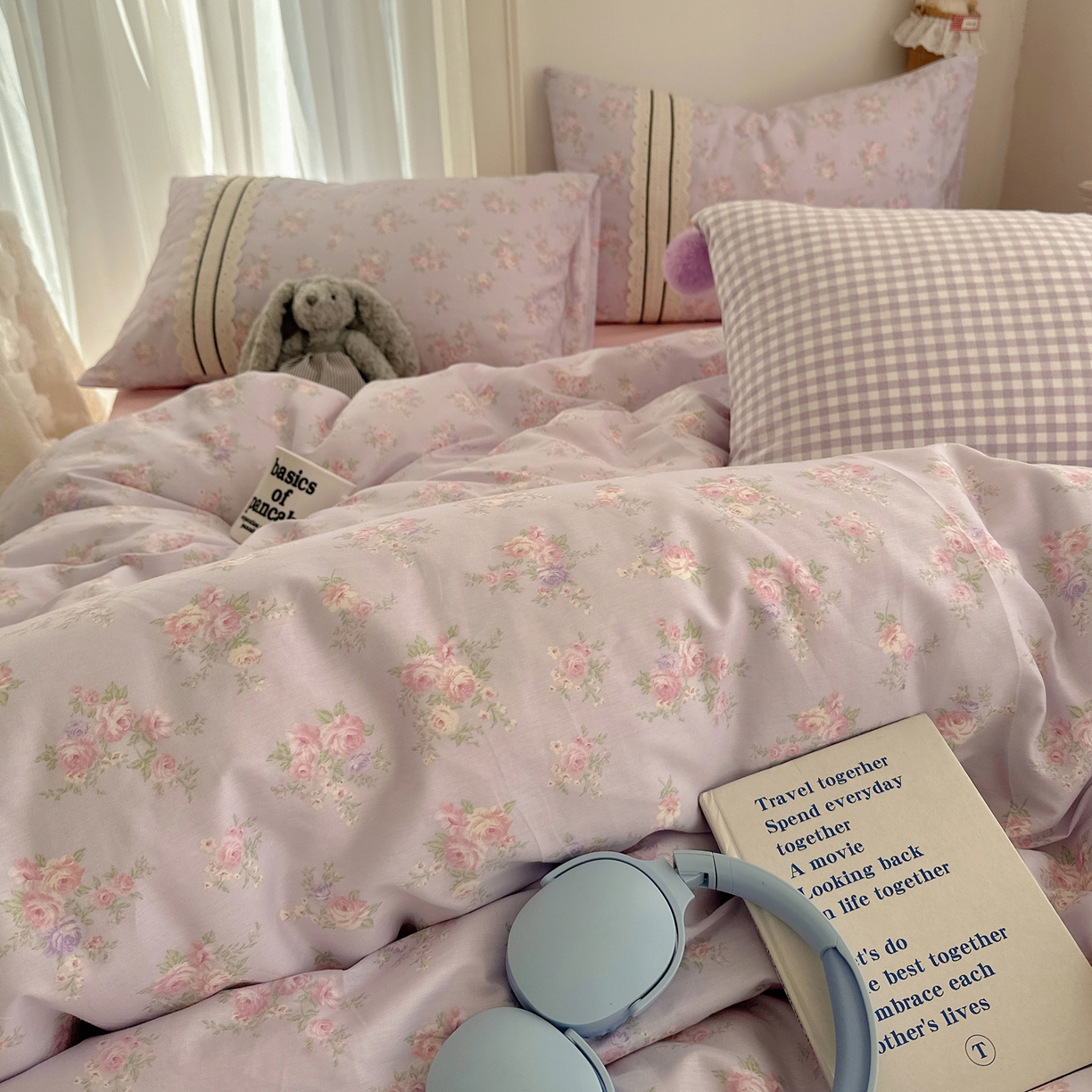 91家纺网 家纺一手货源 找家纺 三朵家纺 2026新款ins风全棉少女系花边印花系列四件套 花海迷人-紫