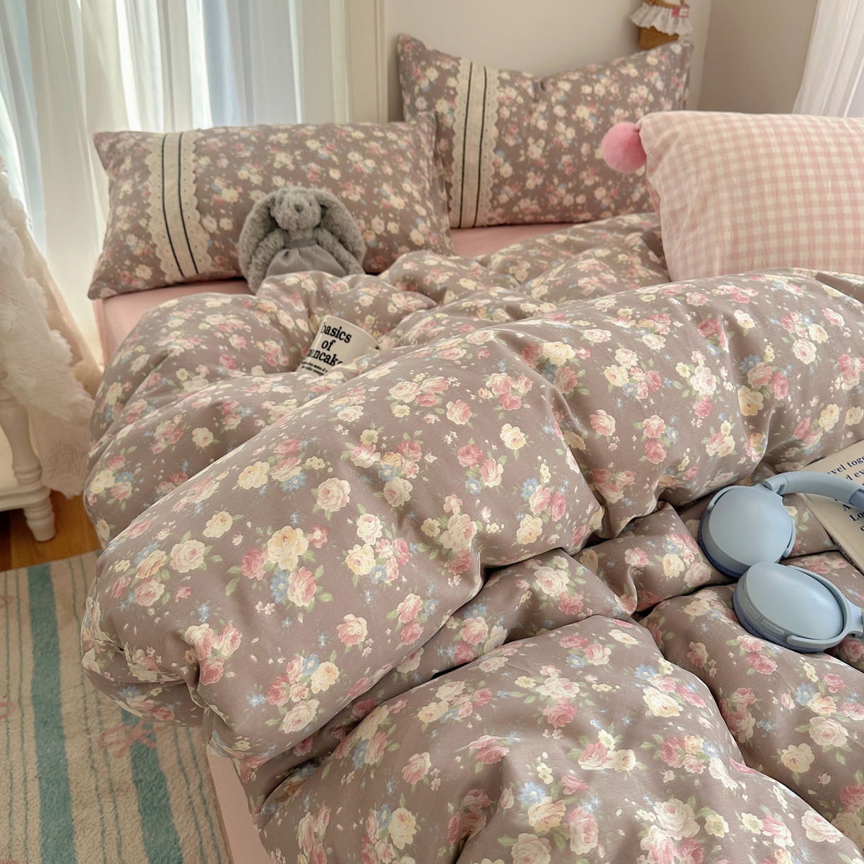 91家纺网 家纺一手货源 找家纺 三朵家纺 2026新款ins风全棉少女系花边印花系列四件套 花意飘香